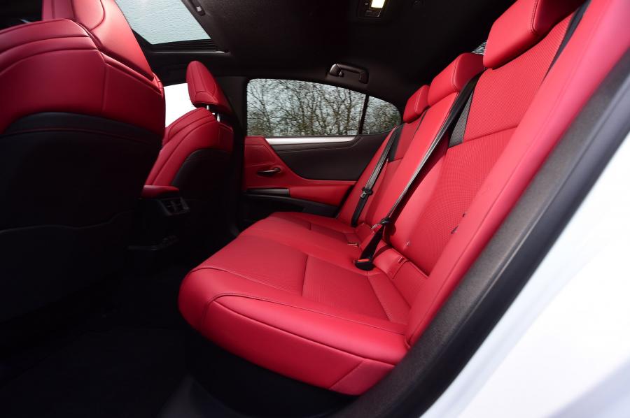 Интерьер Lexus ES300h F-Sport 2019 года  (UK) (фото 7 из 13)